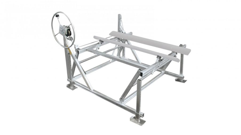 Manual boat lifts Bertrand Docks